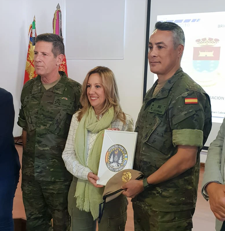 El general jefe del Estado Mayor del Mando de Canarias, Luis Cortés Delgado, La presidenta del Cabildo de Tenerife, Rosa Dávila, y el general jefe de la Brigada Canarias XVI, Ricardo Esteban Cabrejos.